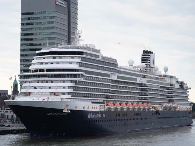 Cruiseschip ms Nieuw Statendam van de Holland America Line aan de Cruise Terminal Rotterdam